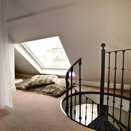 Boutique Konfidentiel Parigi